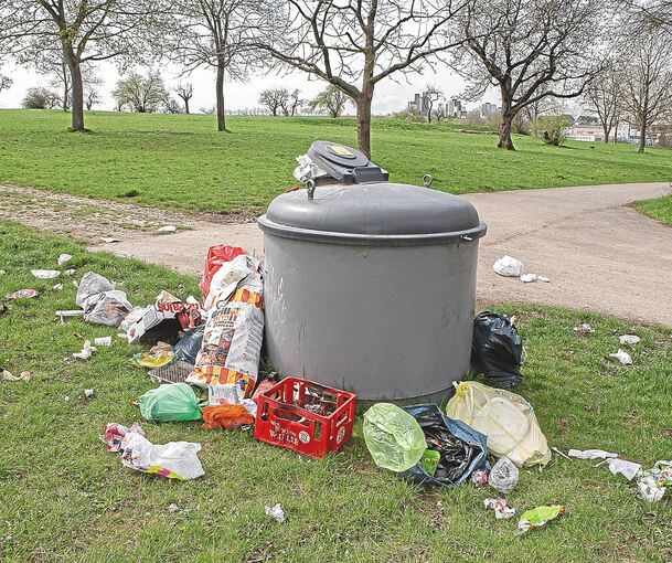 So sieht es im Freizeitpark immer wieder aus: Müllberge neben den Abfalltonnen. Archivfoto: Oliver Bürkle