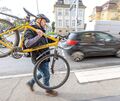 Hier gehe ich lieber mal zu Fuß: Wenn Crossfahrer ein unüberwindliches Hindernis vor sich haben, schultern sie ihr Rad und laufen. Auf Ludwigsburger Radwegen gibt es auch heftige Hindernisse: Sicherheitsrisiken, weil Autofahrer Radlern die Vorfahrt nicht gewähren.