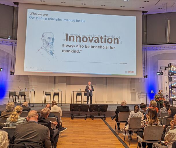 Thomas Kropf, Chef in der Bosch-Forschungssparte, nennt Firmengründer Robert Bosch als Vorbild im Umgang mit Innovationen: Die sollten „immer auch der Menschheit nützen“, wird Bosch hier auf der Leinwand zitiert.