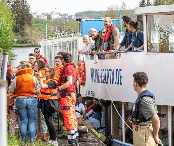 Unfreiwilliges Ende eines Ausflugs: Passagiere des Neckar Käpt‘n verlassen bei Remseck das Ausflugsschiff. Foto: 7aktuell.de/Simon Adomat