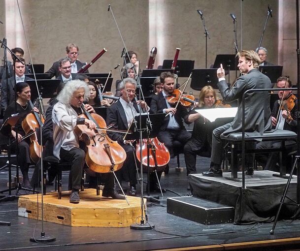Dirigiert im Ludwigsburger Forum im Sitzen: Pietari Inkinen (rechts). Ihm gegenüber sitzt links der 76-jährige Cellist Mischa Maisky als internationaler Altmeister seines Instruments.