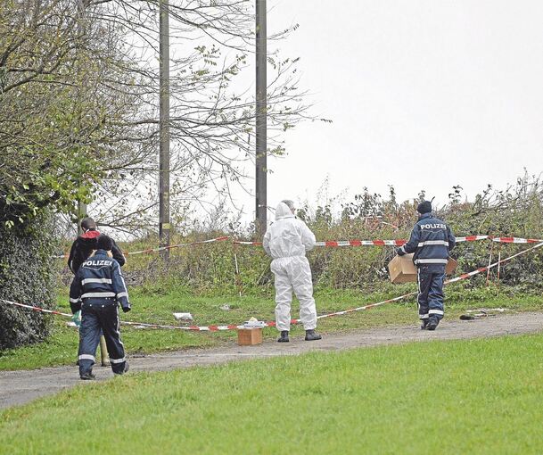 Mitarbeiter der Spurensicherung der Polizei bei der Arbeit: in Tamm wurde im November 2017 die Leiche einer 22-Jährigen aus Backnang gefunden, die vermisst worden war (links). 19 Jahre lang war ein Geschwisterpaar aus Eberdingen spurlos verschwunden.