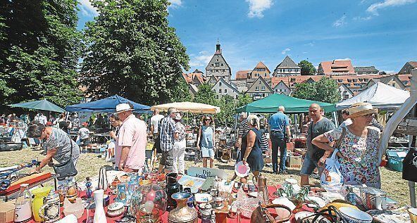 Antiquitäten, Kitsch, Kurioses und Nützliches gibt es auf dem Stadtflohmarkt. Archivfoto: Alfred Drossel